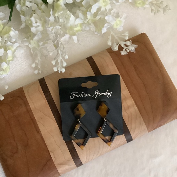 Tortoiseshell Earrings - Picture 4 of 8